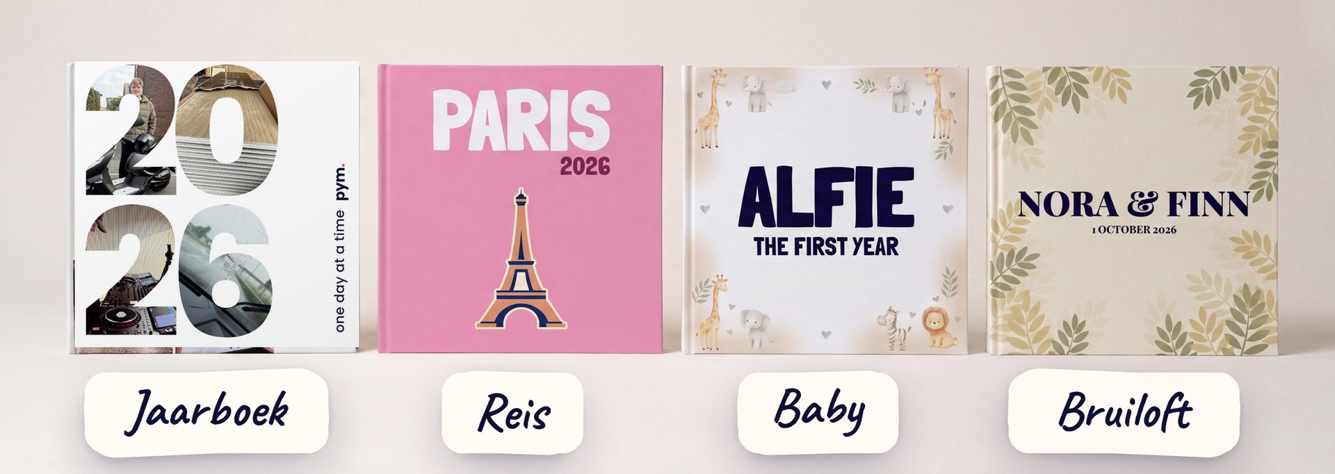 Vier gedrukte PYM-boeken op een rij: een jaarboek 2026, een reisfotoboek van Parijs, een babyboek voor Alfie en een trouwboek voor Nora en Finn